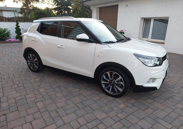 SsangYong Tivoli cena 40900 przebieg: 123427, rok produkcji 2016 z Gniewkowo małe 191